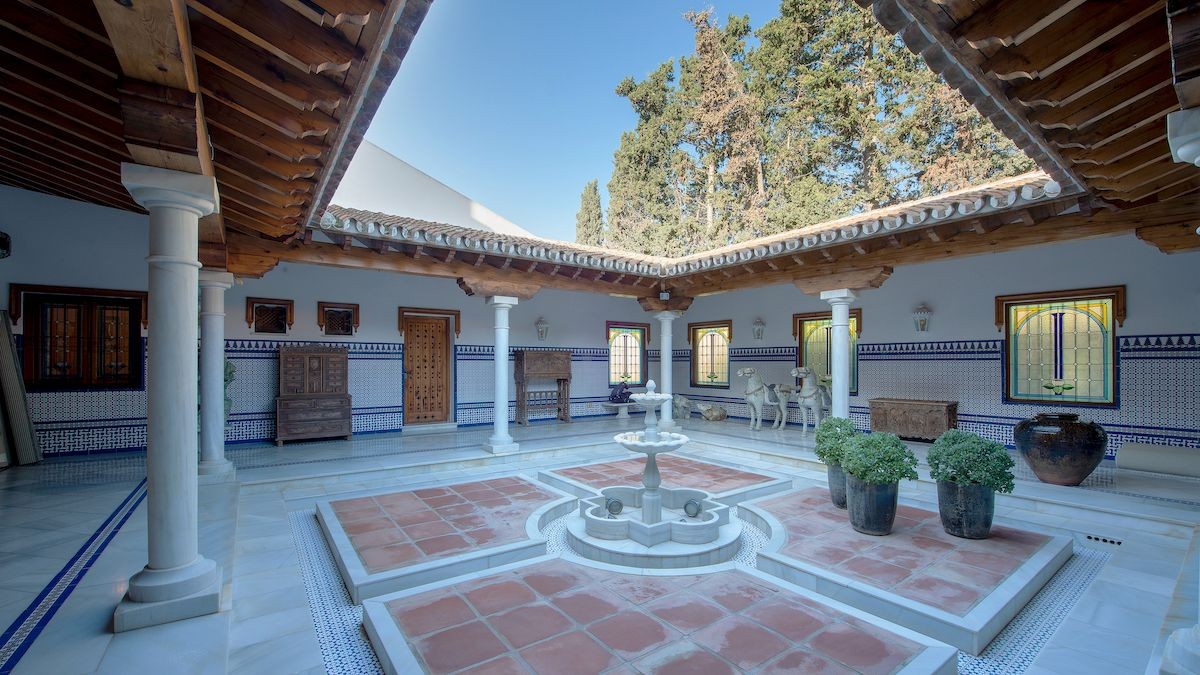 Detached Villa in Marbella - Resale in Lexington Realty